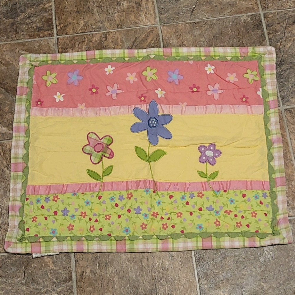 Bundle of two pillow shams